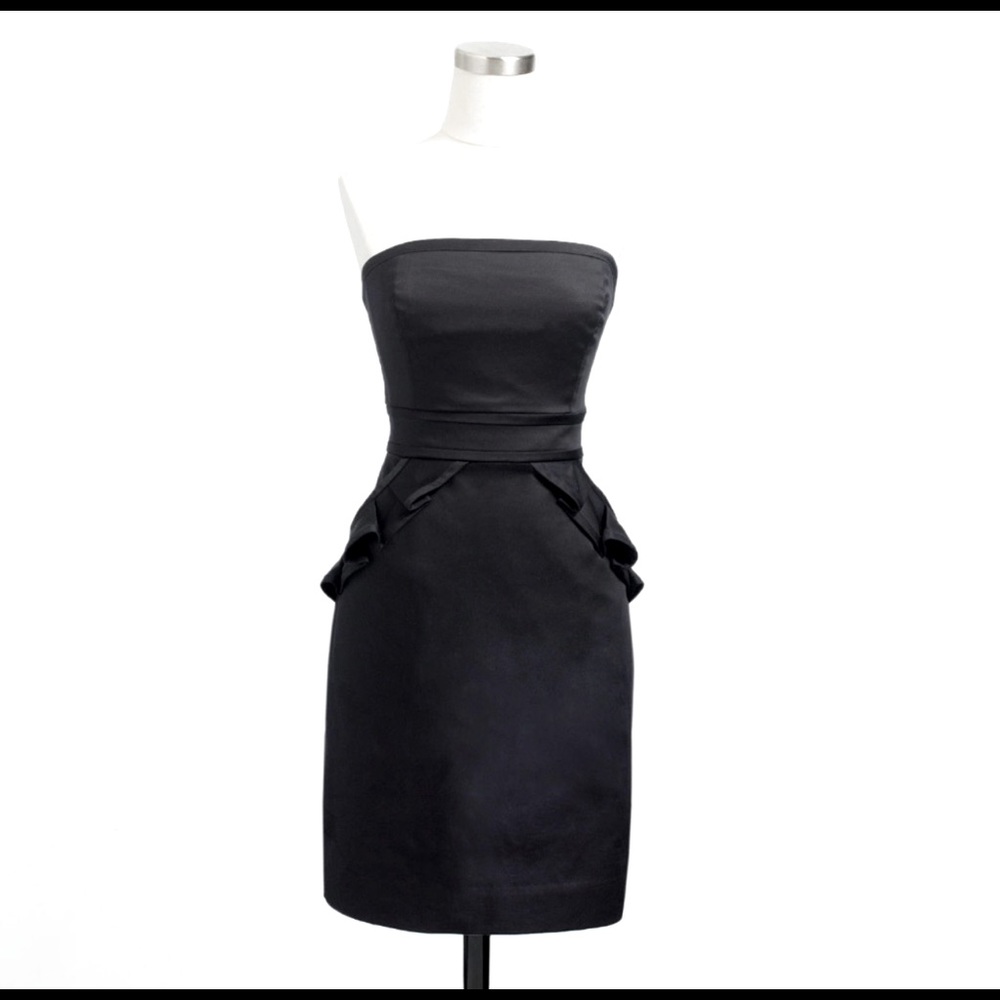 Cute Strapless cotton dress with ruffled pockets!